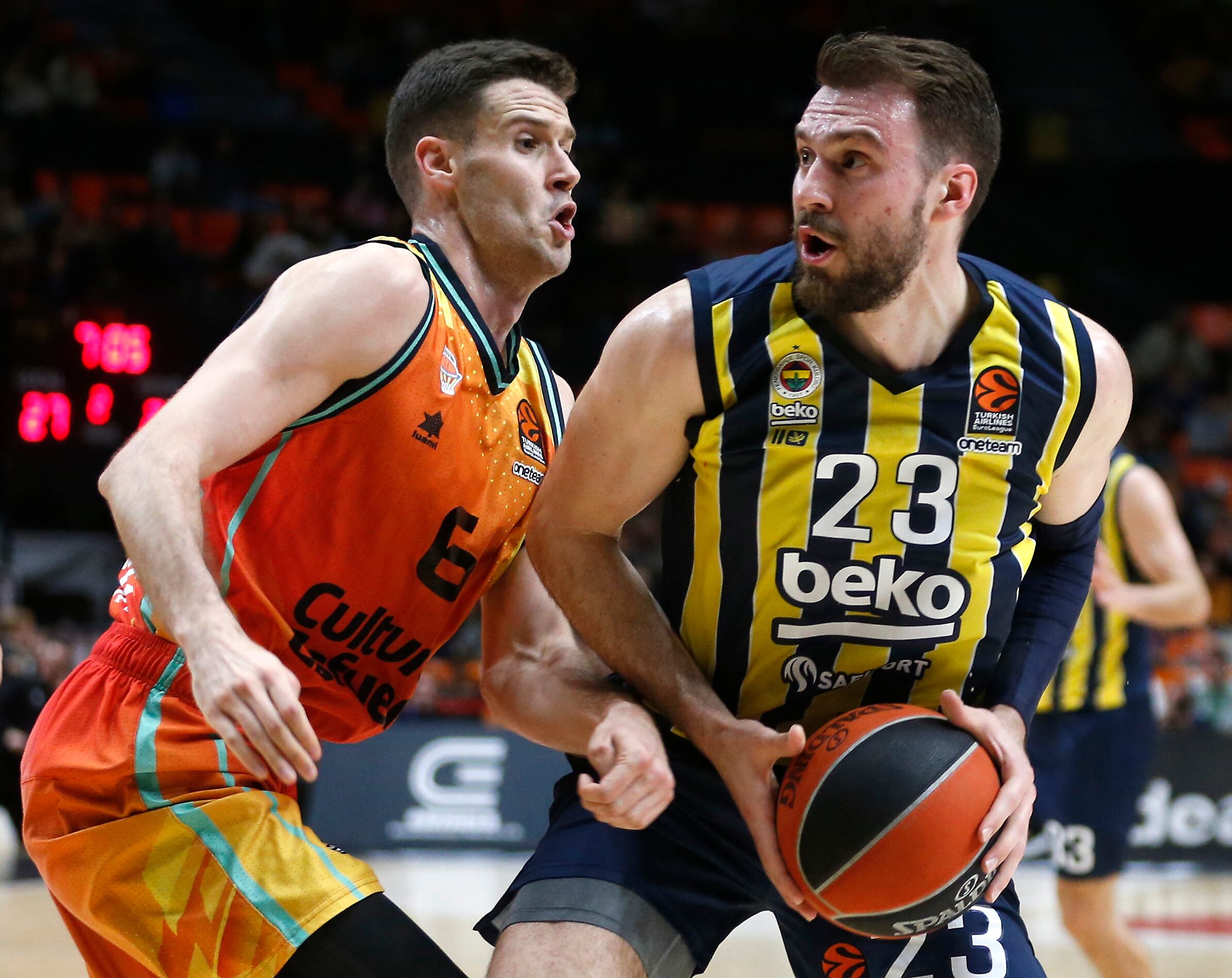 VALENCIA, 016/03/2023.- El escolta serbio del Fenerbance, Marko Guduric (d), con el balón ante el jugador del Valencia Basket, Xavi López-Arostegui, durante el encuentro correspondiente a la fase regular de la Euroliga disputado hoy jueves en el pabellón de la Fuente de San Luis, en Valencia. EFE/Miguel Ángel Polo.