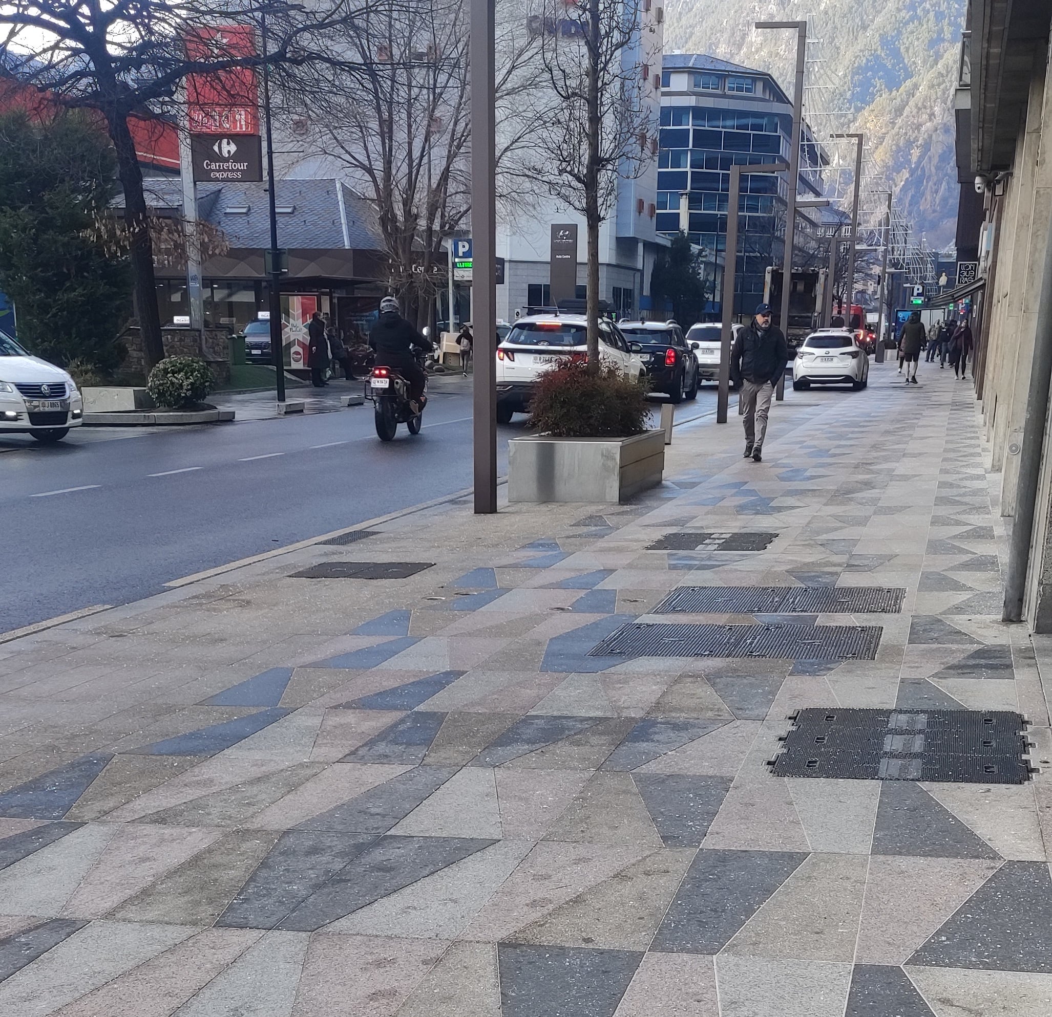 El carrer Prat de la Creu a primera hora del matí, després que el comú hagi llançat sal per evitar patinades a causa de les gelades.