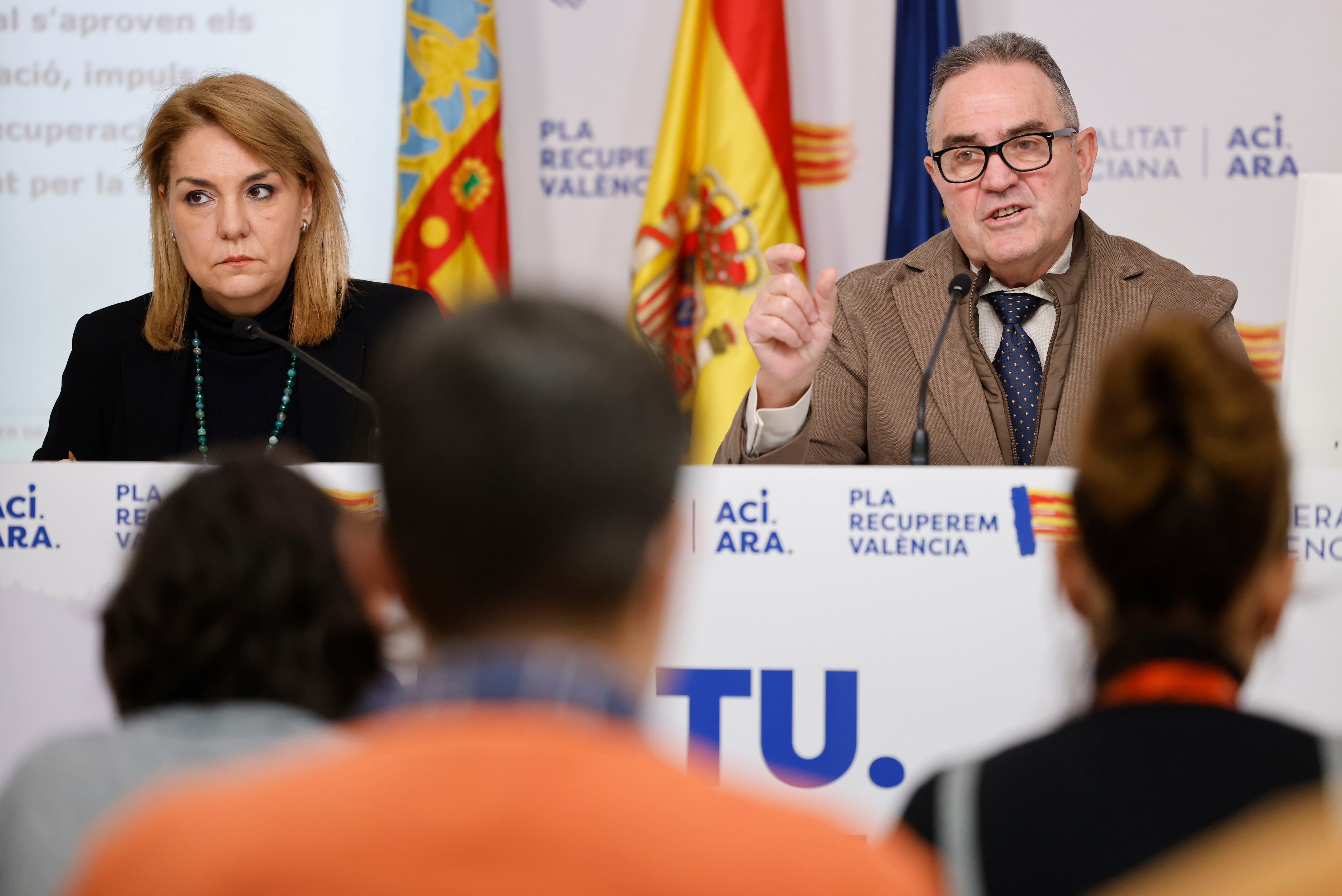 La vicepresidenta de Valencia, Susana Camarero (i) y el vicepresidente segundo, el militar Francisco José Gan Pampols (d) durante la rueda de prensa tras la primera sesión plenaria del Consell de este año