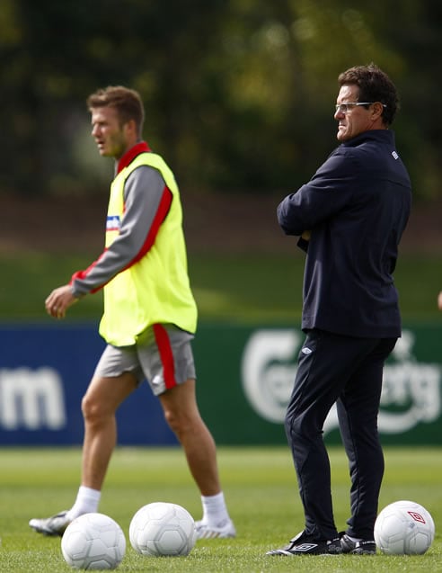 Fabio Capello, junto a David Beckham, durante un entrenamiento de la selección inglesa