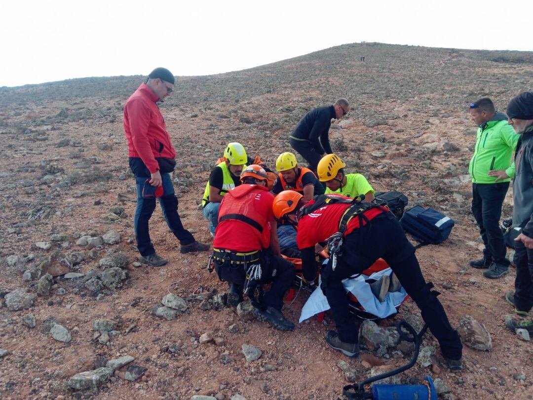 Efectivos de Emerlan, Policía Local de Haría y Protección Civil inmovilizaron al accidentado