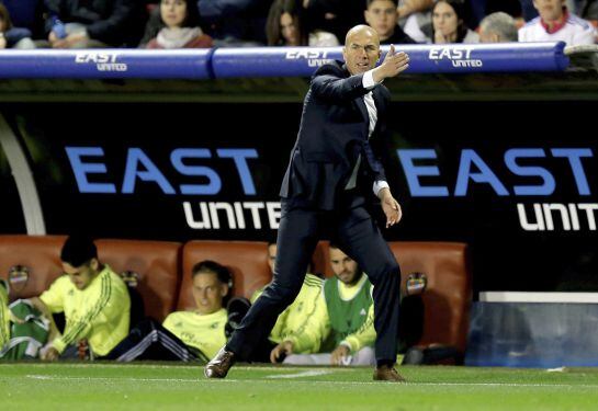 Zidane da indicaciones a los suyos