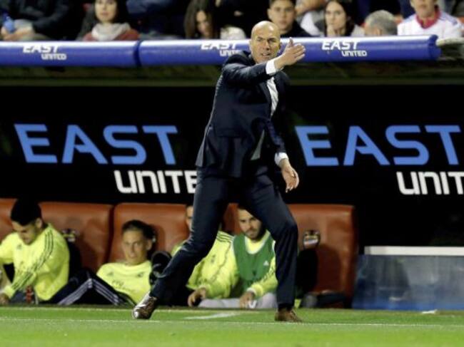 Zidane da indicaciones a los suyos