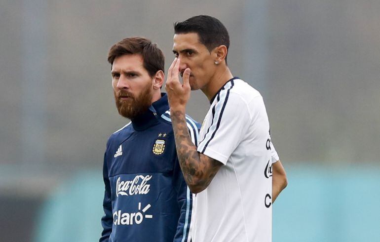 Di Maria charla con Leo Messi en un entrenamiento de la selección argentina