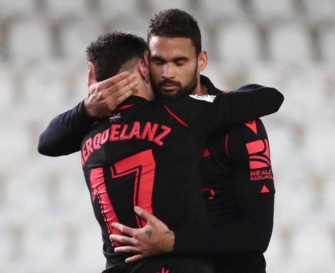 Willian José celebra con Merquelanz uno de sus goles en Córdoba