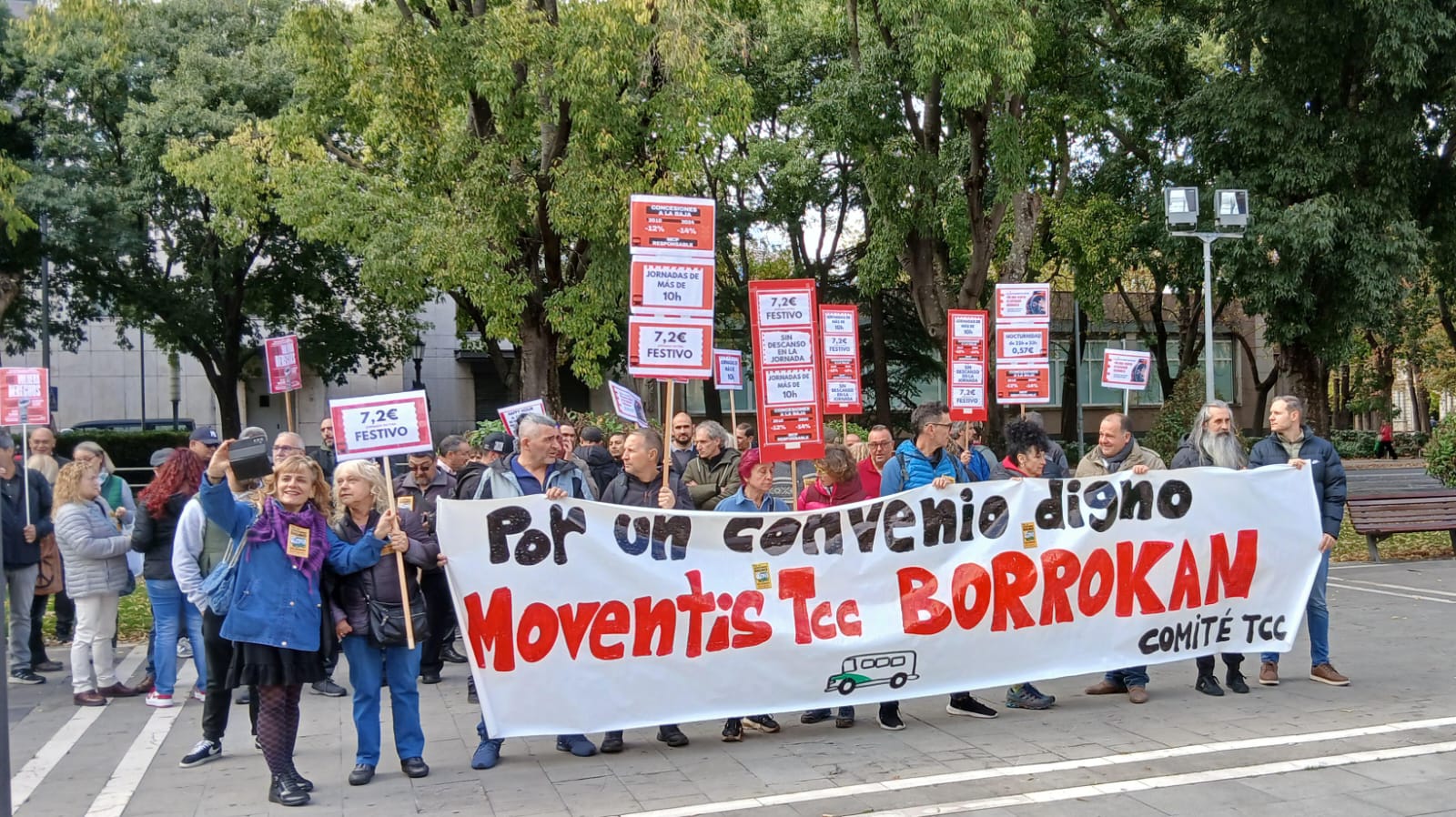 Protesta del comité de empresa de TCC Moventis ante la sede de la Mancomunidad de la Comarca de Pamplona.