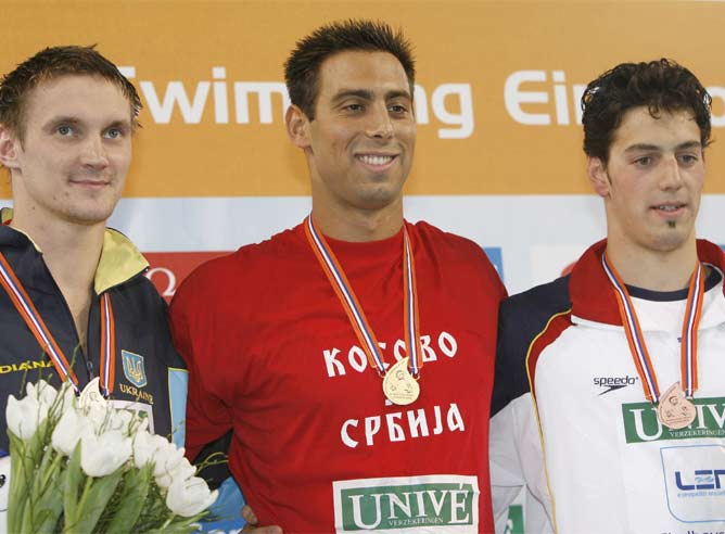 Rafael Muñoz, medalla de bronce, posa en el podio junto a Sergiy Breys (plata) y Milorad Cavic (oro)