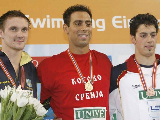 Rafael Muñoz, medalla de bronce, posa en el podio junto a Sergiy Breys (plata) y Milorad Cavic (oro)