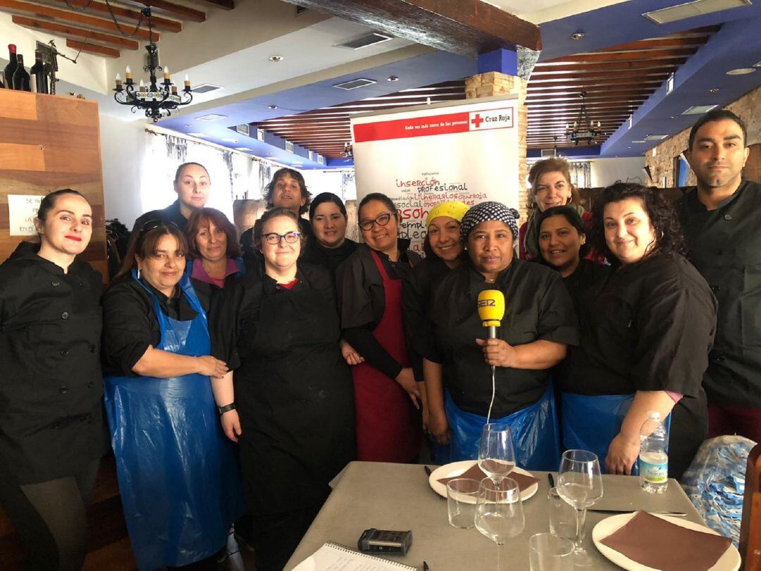 Alumnos del curso de operaciones básicas de cocina, profesoras y organizadores de Cruz Roja