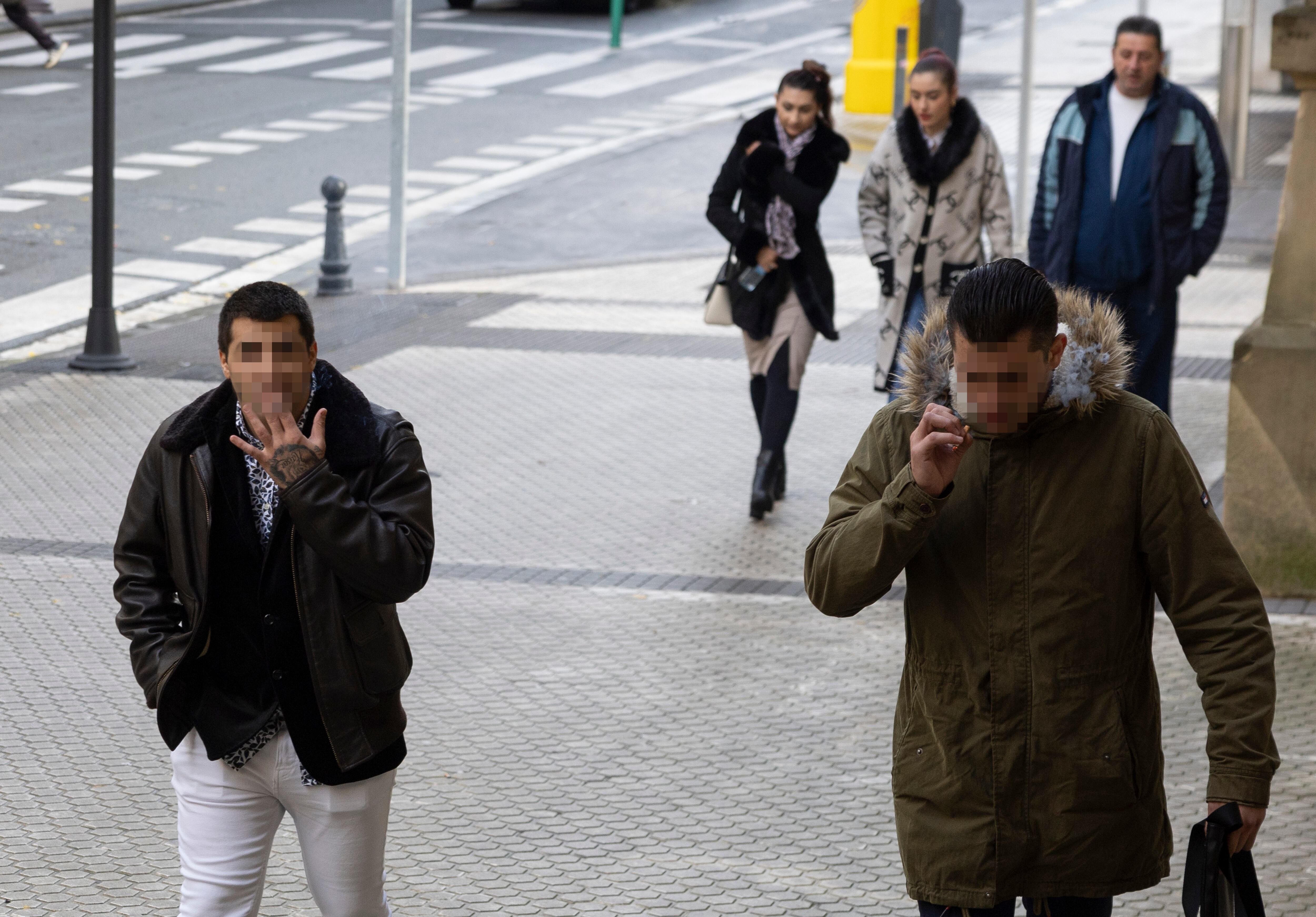 SAN SEBASTIÁN, 29/11/2023.- Dos de los acusados llegan este miércoles para testificar en la novena jornada del juicio por la muerte de Santi Coca, el menor fallecido en abril de 2019 tras recibir una paliza en San Sebastián. EFE/Javier Etxezarreta
