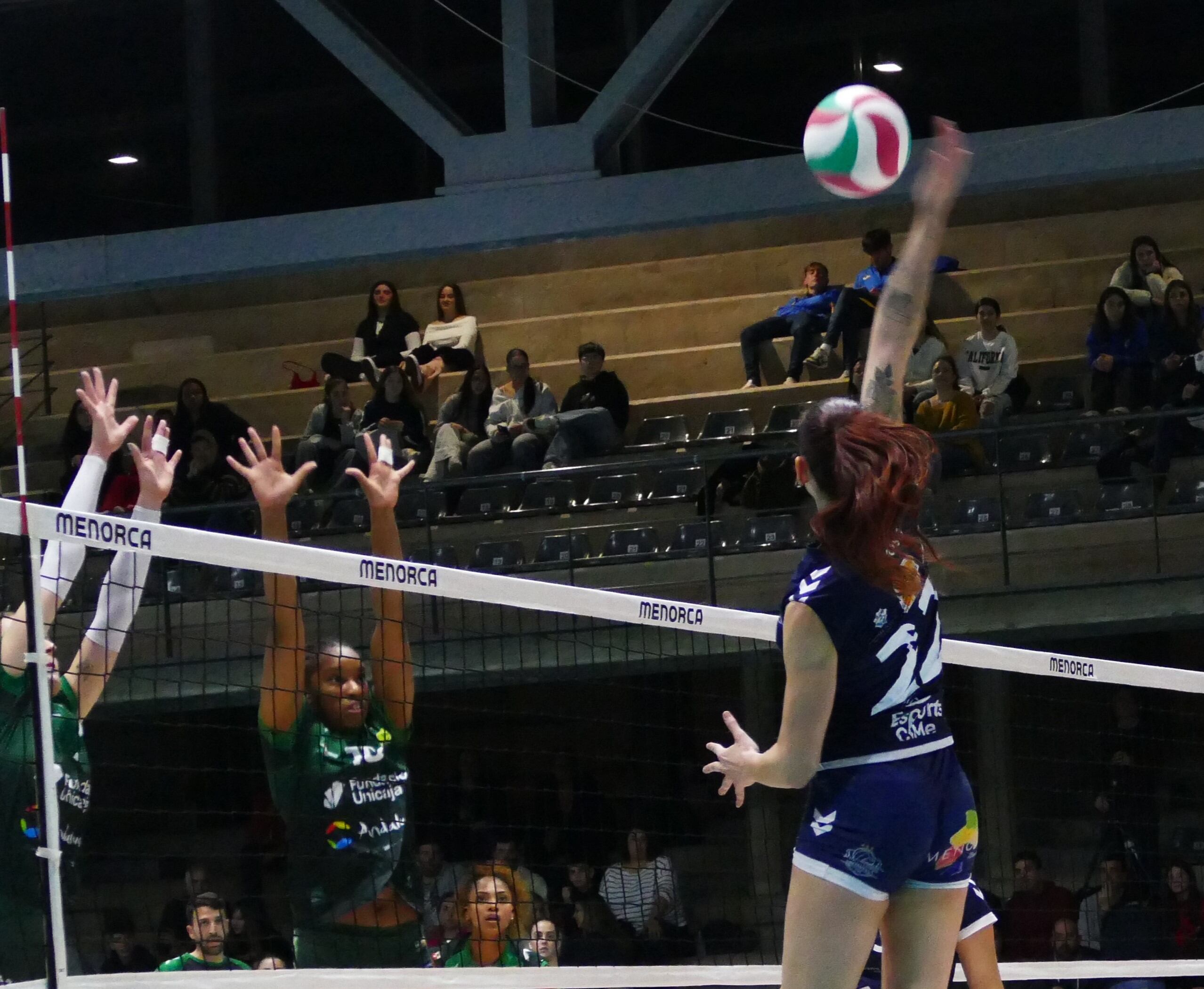 L'Avarca va fer un gran primer set, però després es va enfonsar per les seves pròpies errades.