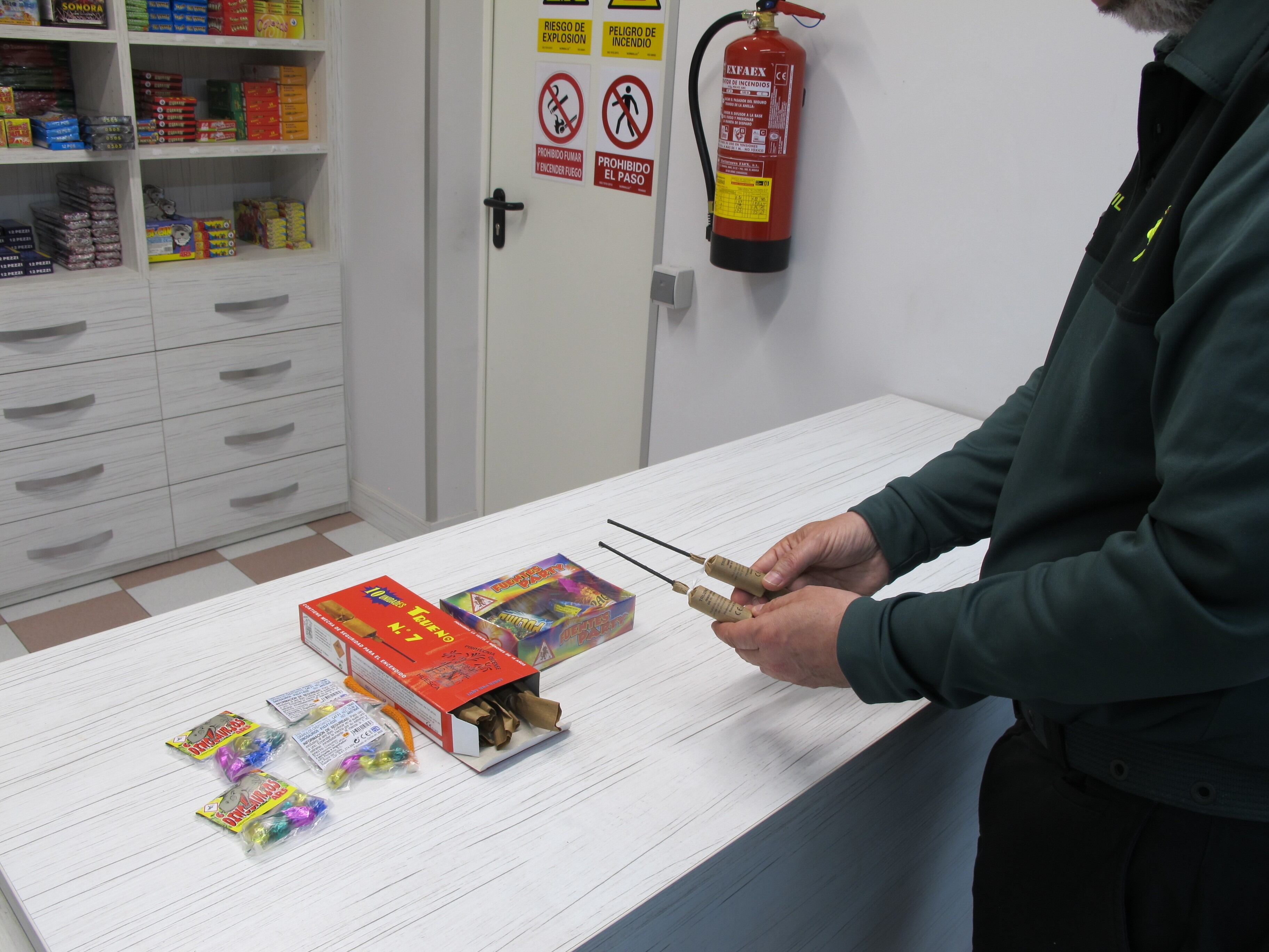 La Guardia Civil supervisa el uso de artificios pirotécnicos en la noche de San Juan. Foto: Guardia Civil