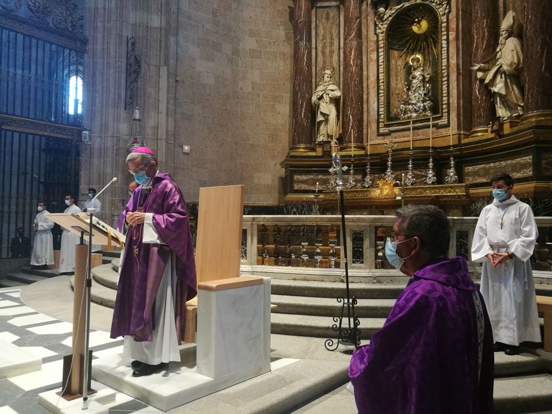 El obispo de Segovia César Franco durante una misa funeral en la Catedral