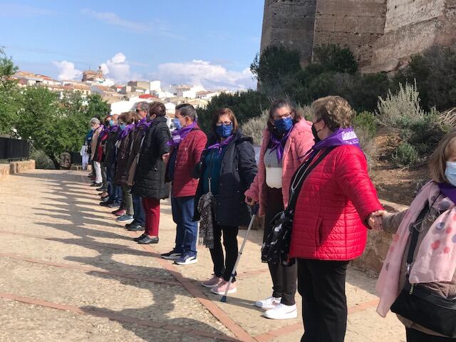 Varias personas abrazan el Castillo de Baños de la Encina.