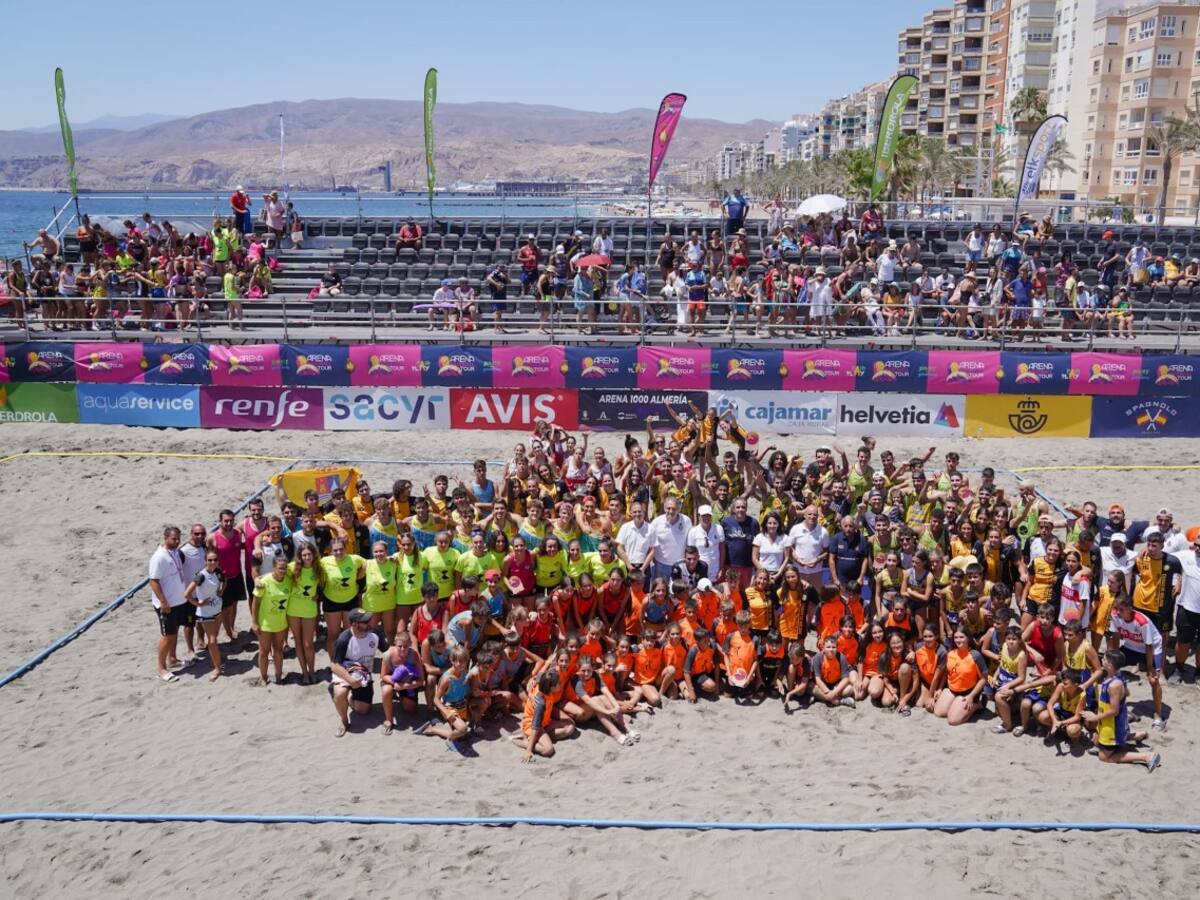Almería se muestra en todo su esplendor en un brillante ‘Arena 1000’ de balonmano playa
