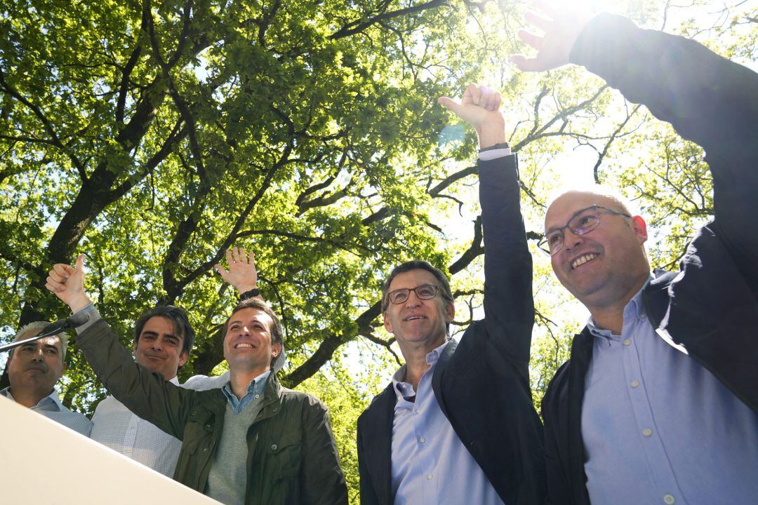El presidente del Partido Popular, Pablo Casado, el presidente gallego, Alberto Núñez Feijóo, y Diego Calvo, en la III Romería del PP provincial en O Pino (A Coruña)