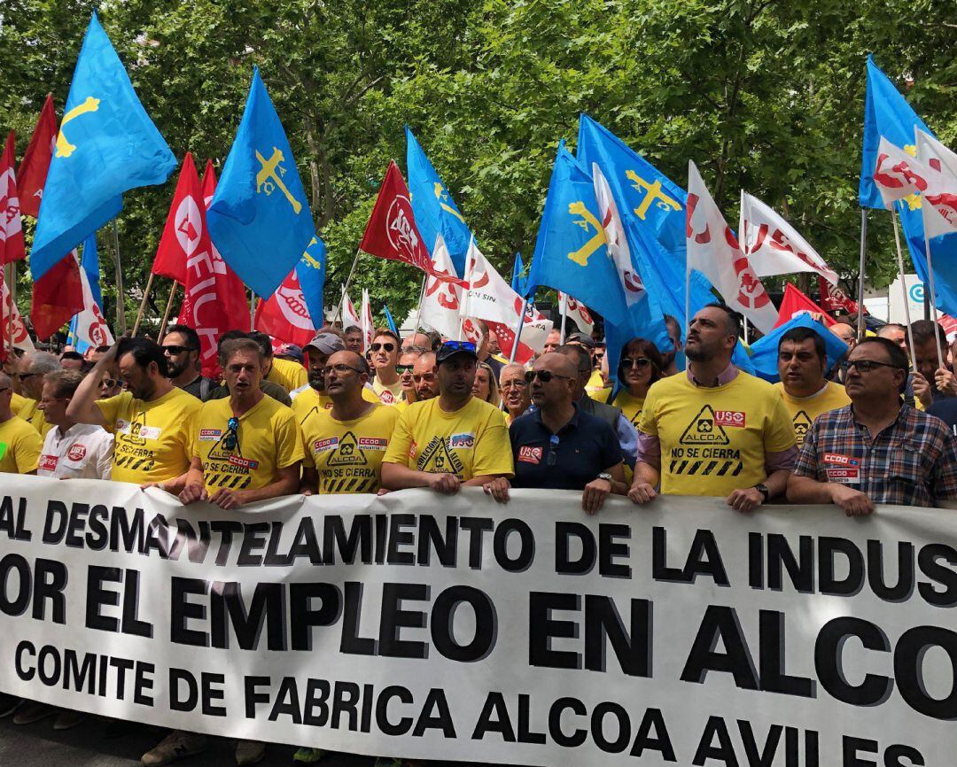 El comité de fábrica Alcoa de Avilés, manifestándose en la puerta del Ministerio de Industria.