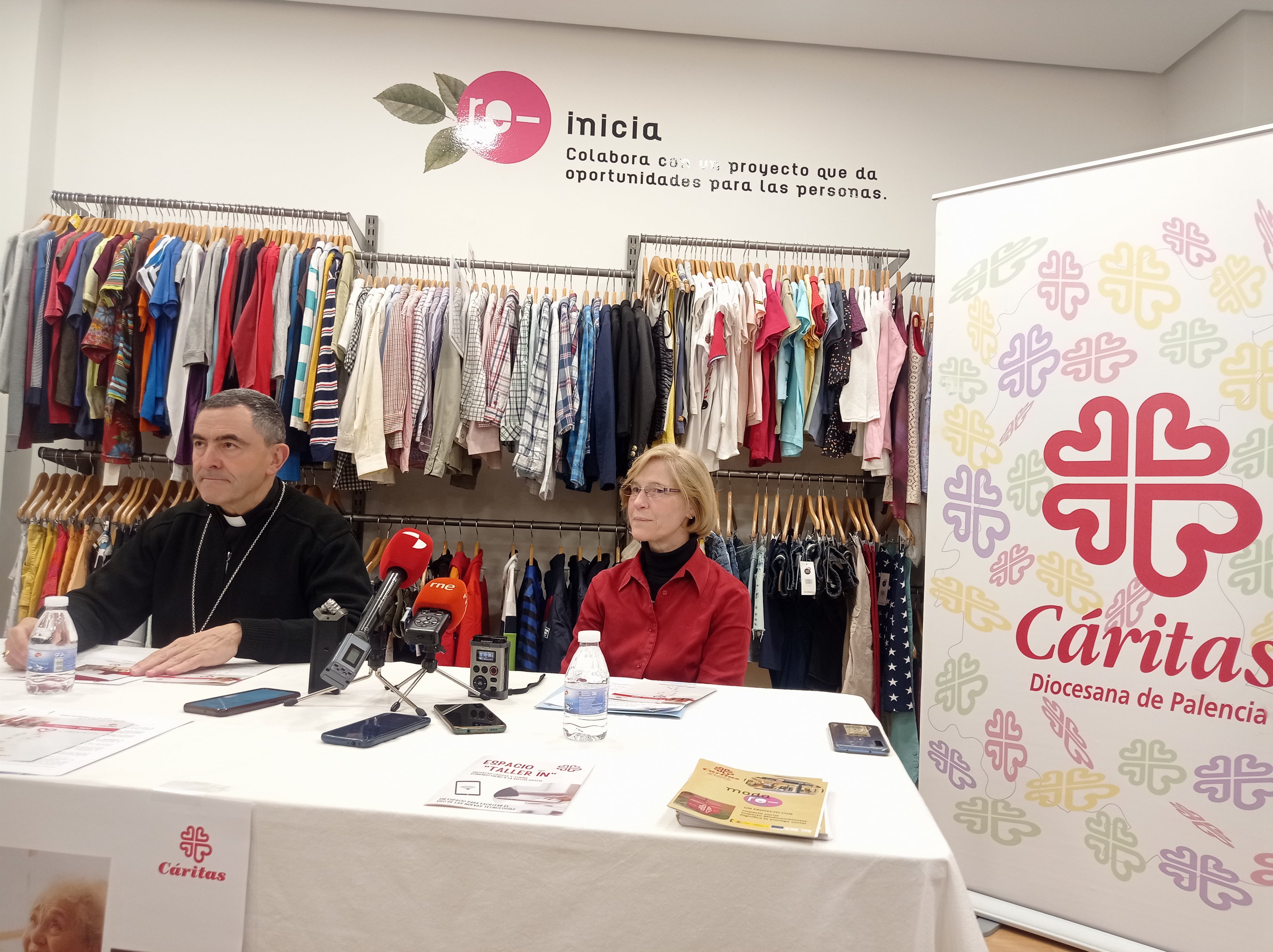 Mikel Garciandía, obispo de Palencia y Gloria Alonso rirectora de Cáritas Diocesana