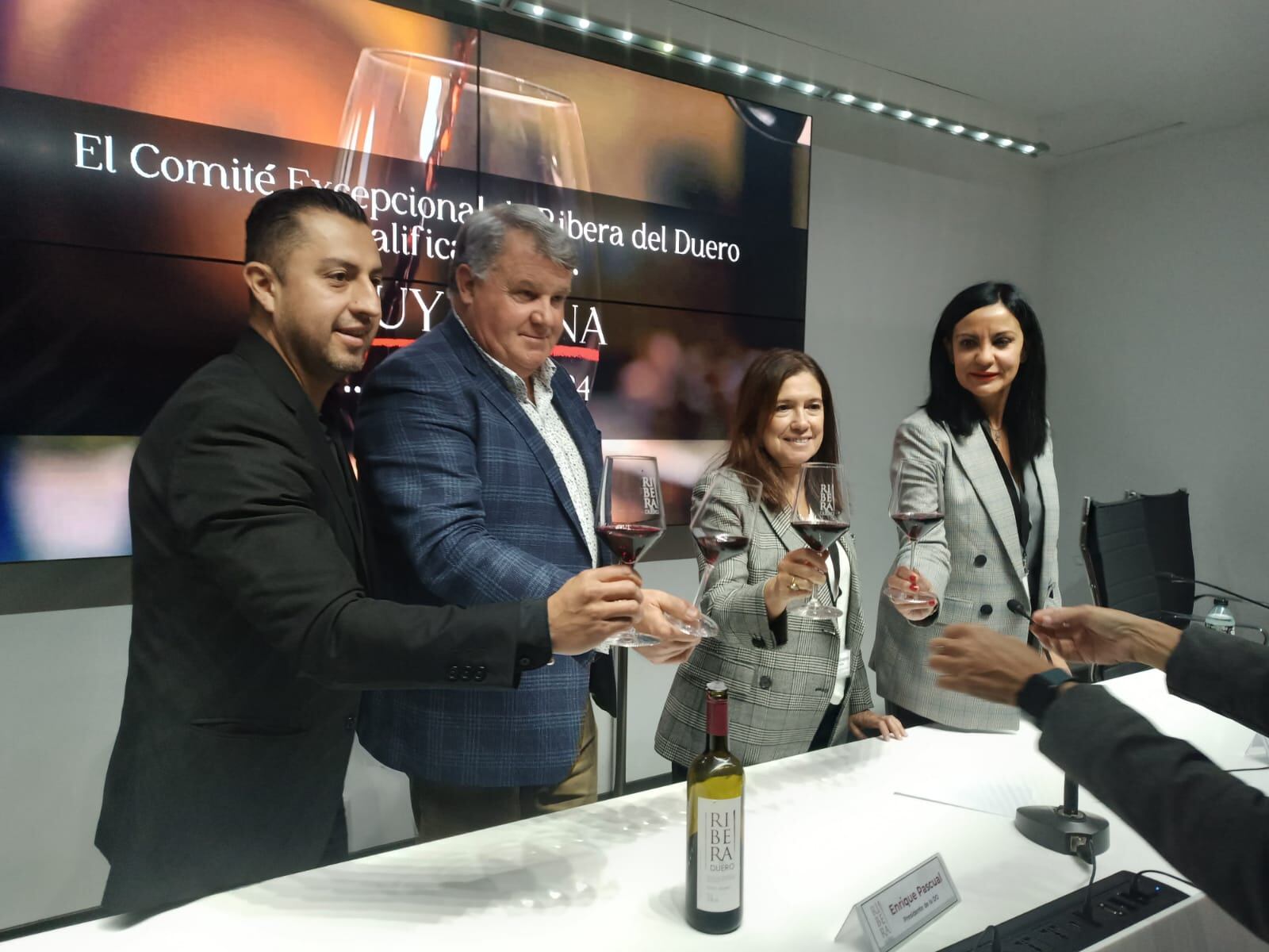 Un brindis tras anunciar la calificación
