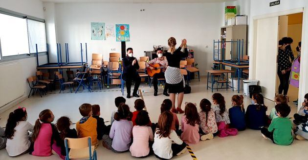 Clase de baile flamenco en el colegio Miguel Hernández de Mairena del Aljarafe