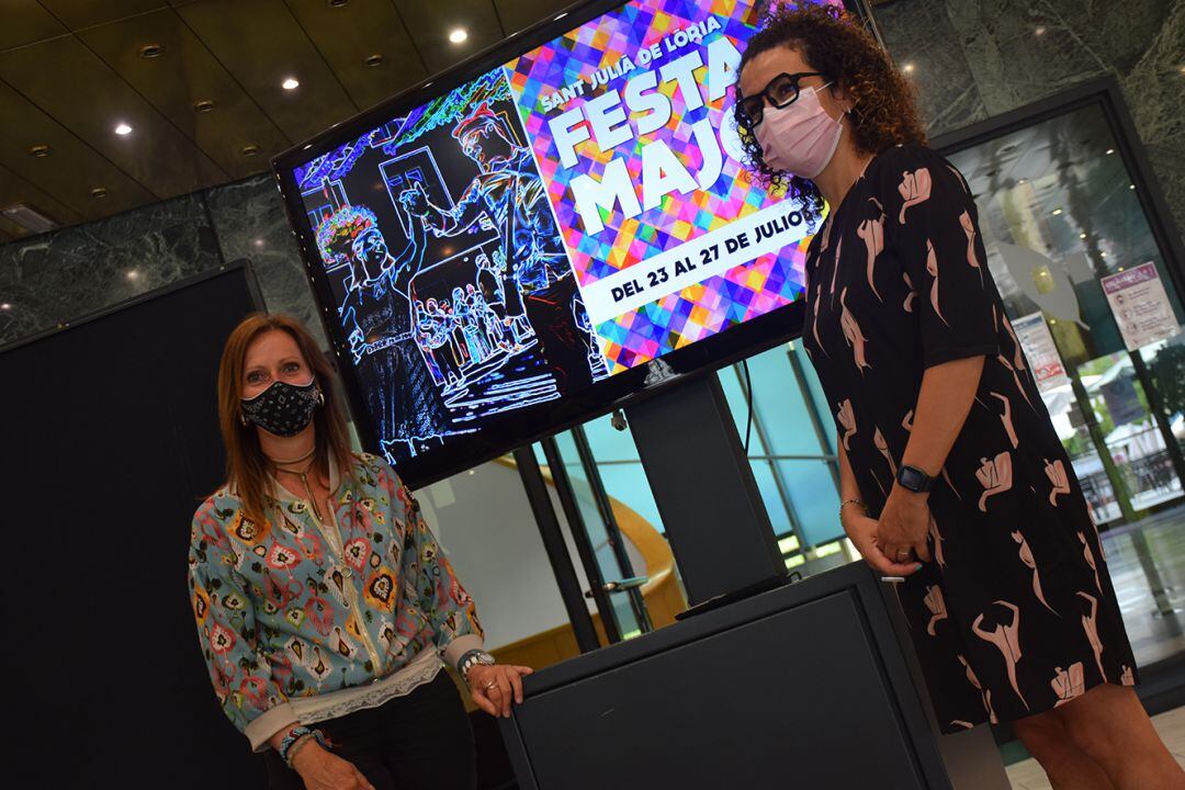 La cònsol menor de Sant Julià, Mireia Codina, i la cap de Cultura, Laura Rogé, durant la presentació de la festa major de la parròquia. 