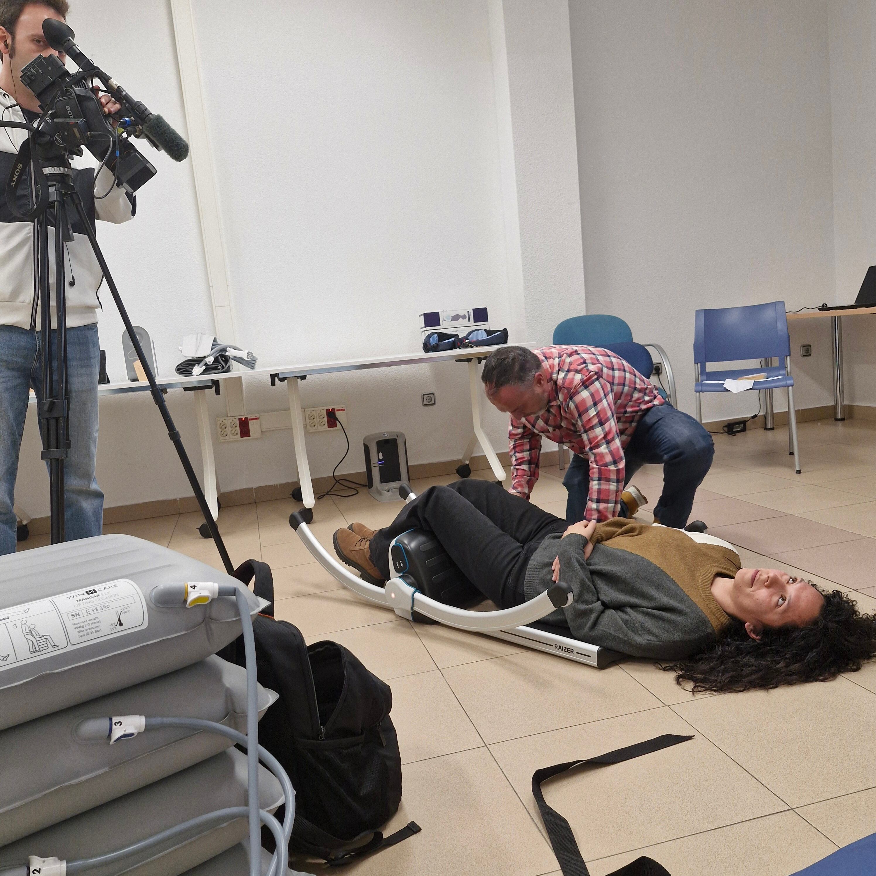 Gestora de caso usando RaizerII (silla levanta personas)