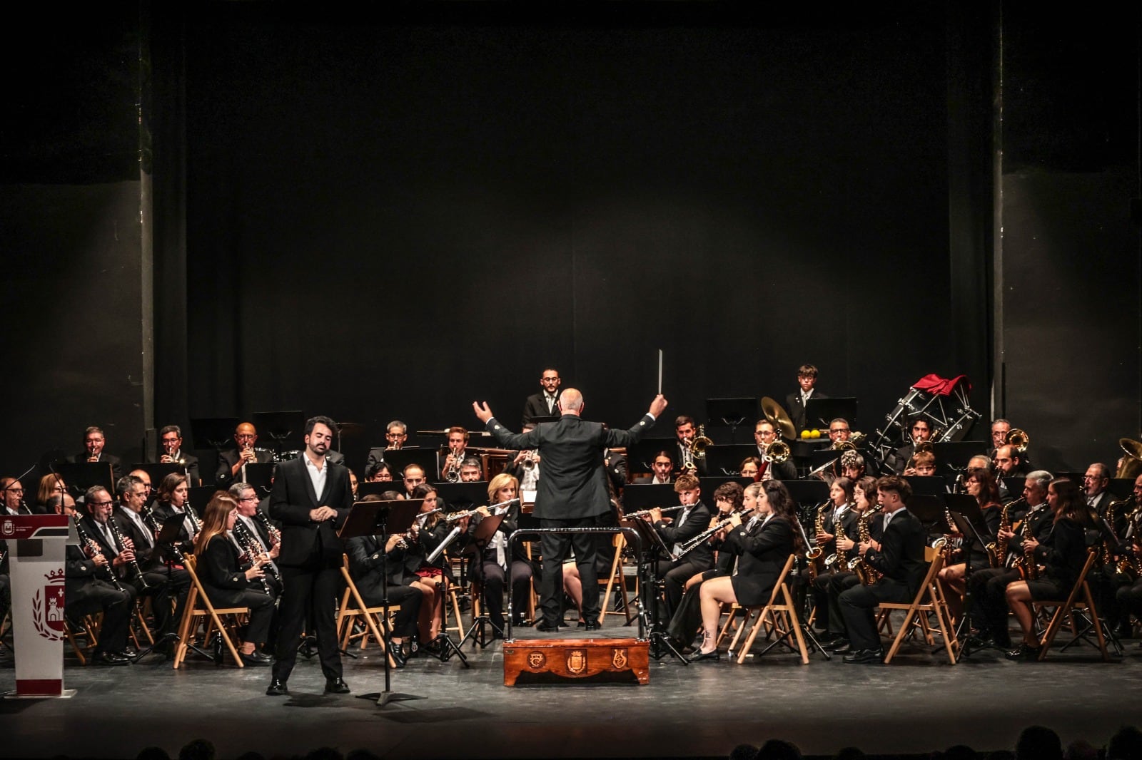 Rafa Rico dirige a la Banda Santa Cecilia en una foto de archivo.
