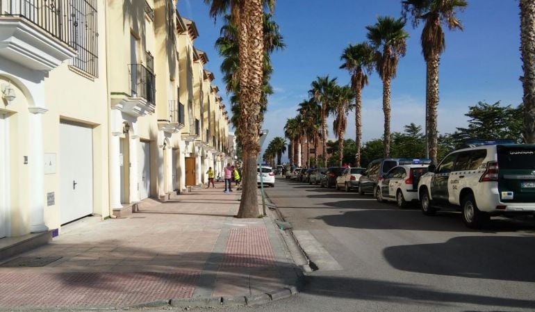 Vehículos de la Guardia Civil y Policia Local en el desalojo de viviendas ocupadas en Jódar