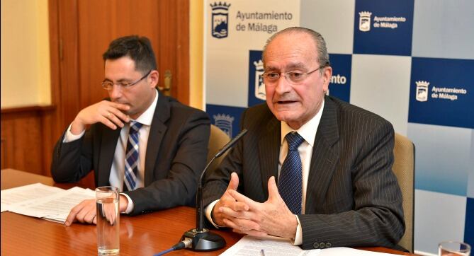 El alcalde, Francisco de la Torre, en su comparecencia junto al concejal de Urbanismo y Vivienda, Francisco Pomares