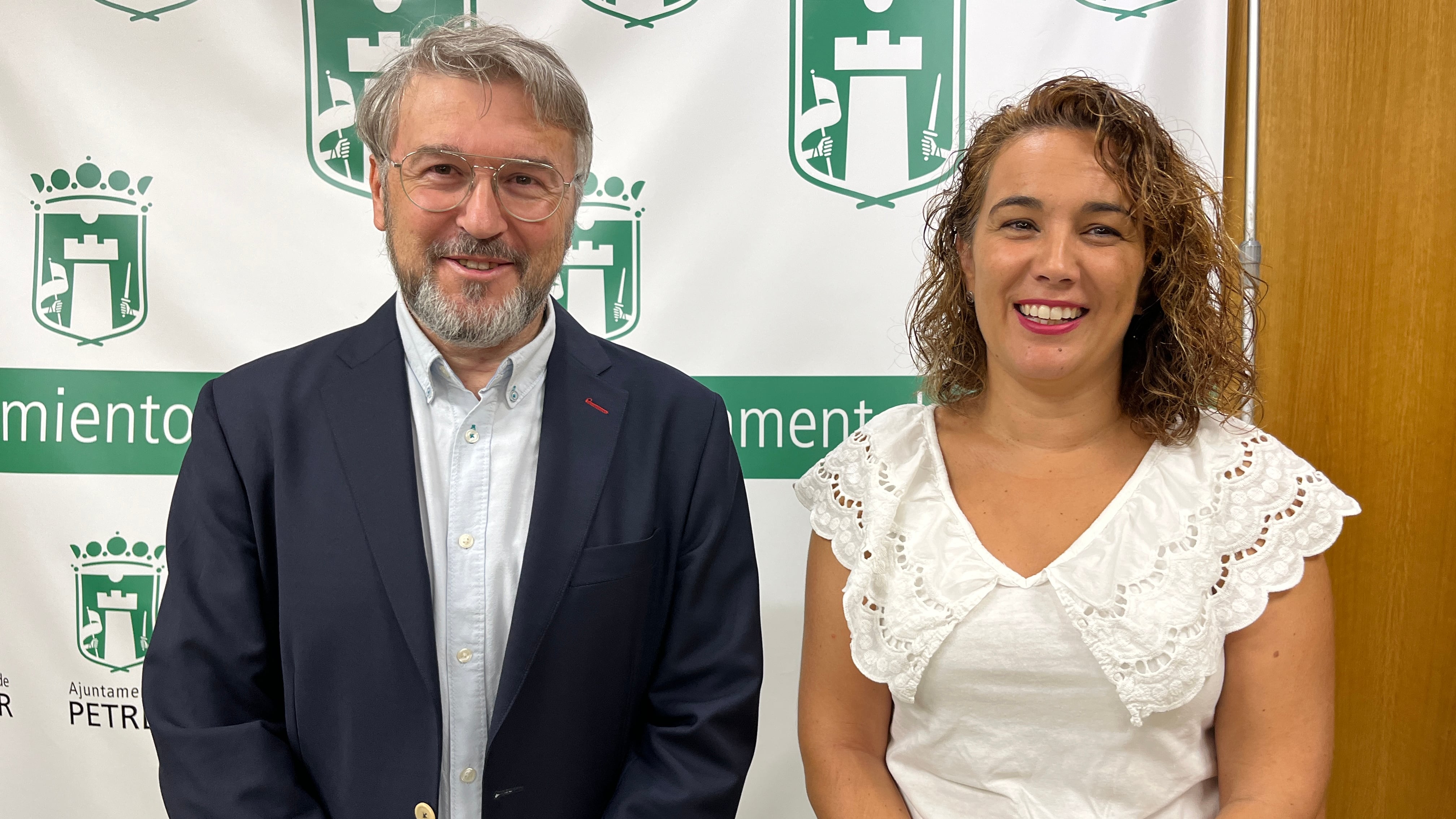 Rogelio García, Pdte. CEE, con Patricia Martínez, edil de Deportes de Petrer