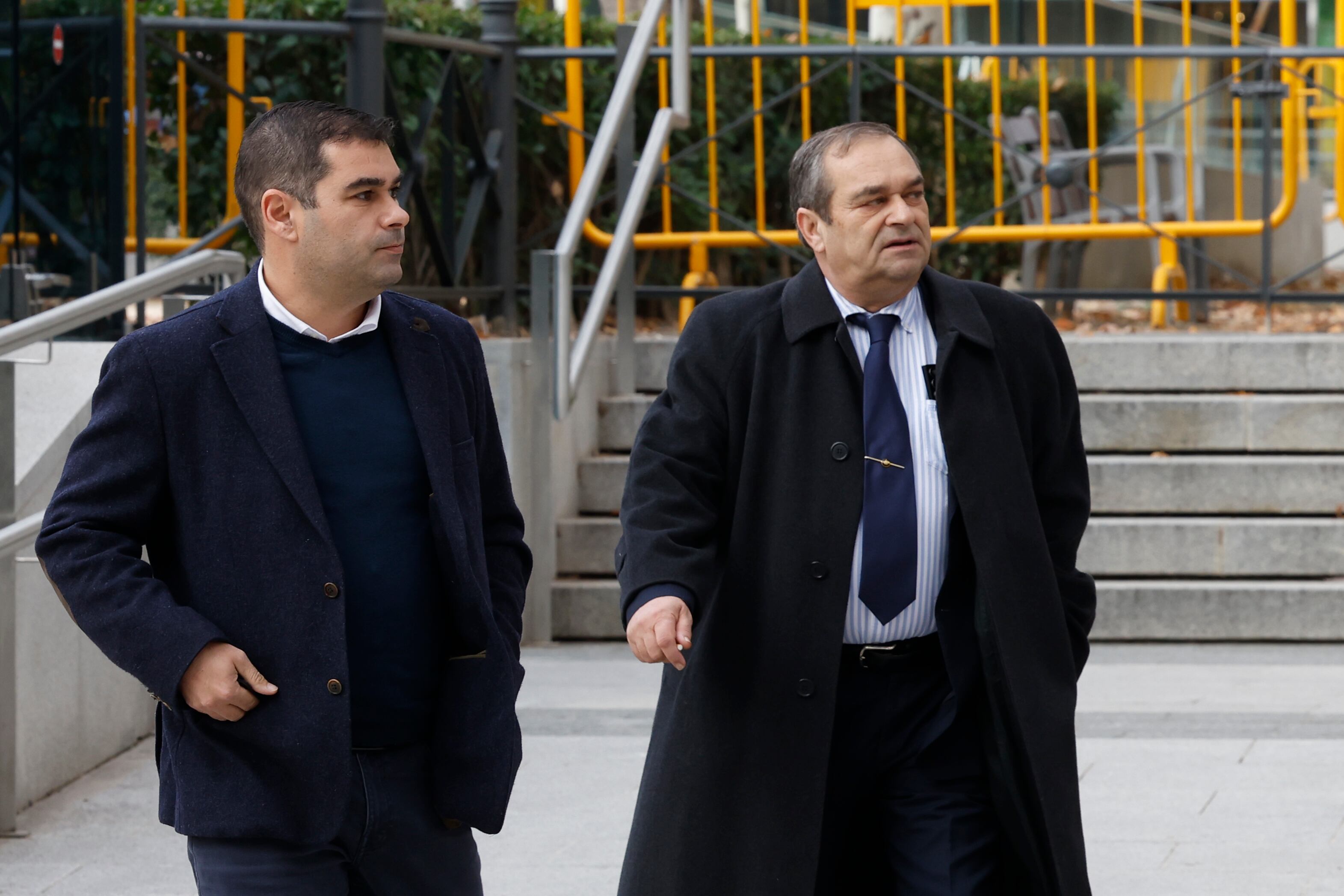 Los directivos de la casa armadora del Villa de Pitanxo José Antonio Nores Ortega (i) y José Antonio Nores Rodríguez (d), saliendo de la Audiencia Nacional en noviembre de 2023EFE/ Zipi