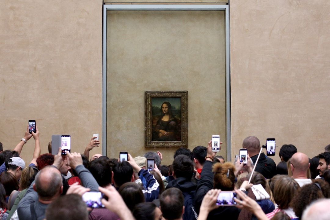 La Gioconda, de Leonardo da Vinci, fotografiada por varios turistas