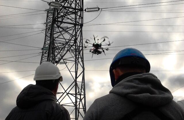 Operaris dirigint el &#039;drone&#039;. Foto: R.M.