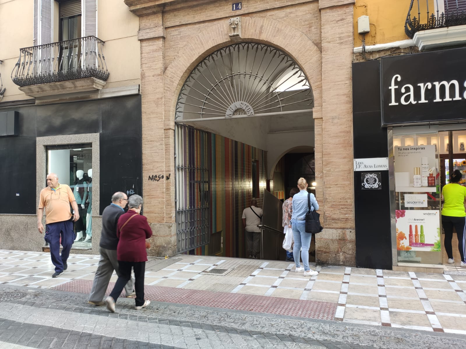 Personas paseando y entrando al Mercado de Abastos de San Francisco en Jaén capital