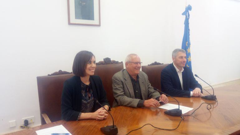 Acto de unión de los tres alcaldes de Dénia, Gandia y Oliva, celebrado el pasado mes de diciembre, en el salón de plenos del ayuntamiento dianense.