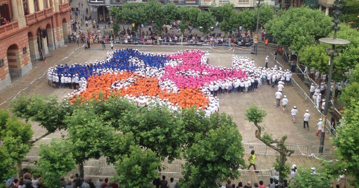 Eibar entró en el Libro Guiness de los Récords, con la reunión de 2500 personas formando una imagen, en este caso en favor de la lengua vasca