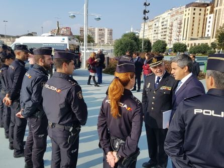 El delegado del Gobierno en Cantabria, Pablo Zuloga, y el jefe superior del CNP, Héctor Moreno, saludan a los agentes de la Brigada de Respuesta contra la Inmigración Clandestina (BRIC).