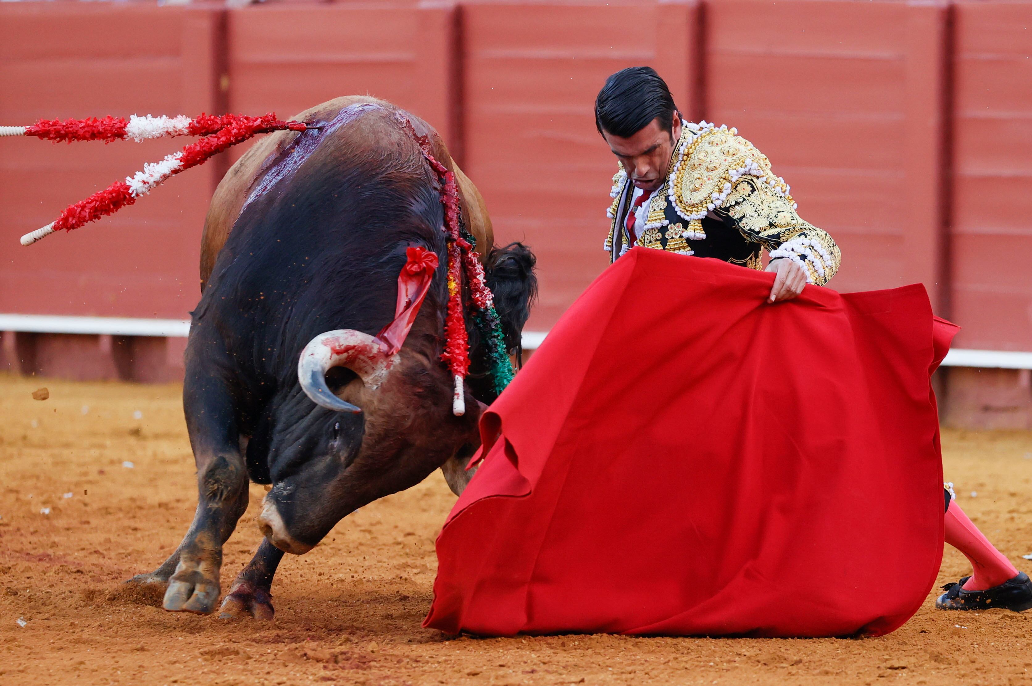 SEVILLA, 16/04/2024.- El diestro Emilio de Justo con su segundo toro de la tarde durante el festejo de la Feria de Abril celebrado este martes en La Real Maestranza, en Sevilla, con toros de Garcigrande. EFE/José Manuel Vidal
