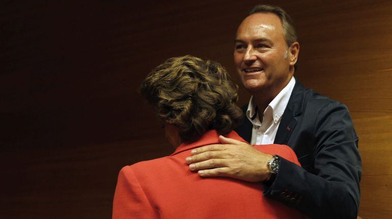 Los candidatos a senadores territoriales del PP, Alberto Fabra y Rita Barberá, al inicio de su intervención en la comisión de Les Corts Valencianes en la que se ha sometido a las preguntas de los grupos parlamentarios