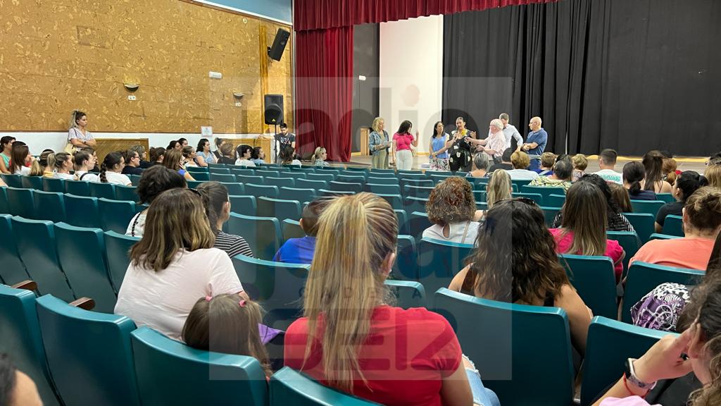 Momento de la reunión de padres y madres de la Escuela de Verano