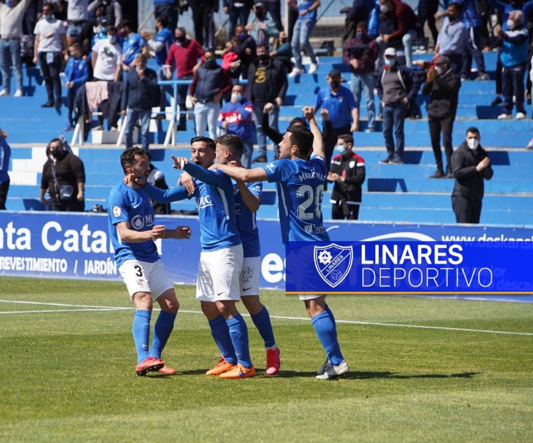 Hugo Díaz celebra el gol marcado al Lorca junto con sus compañeros