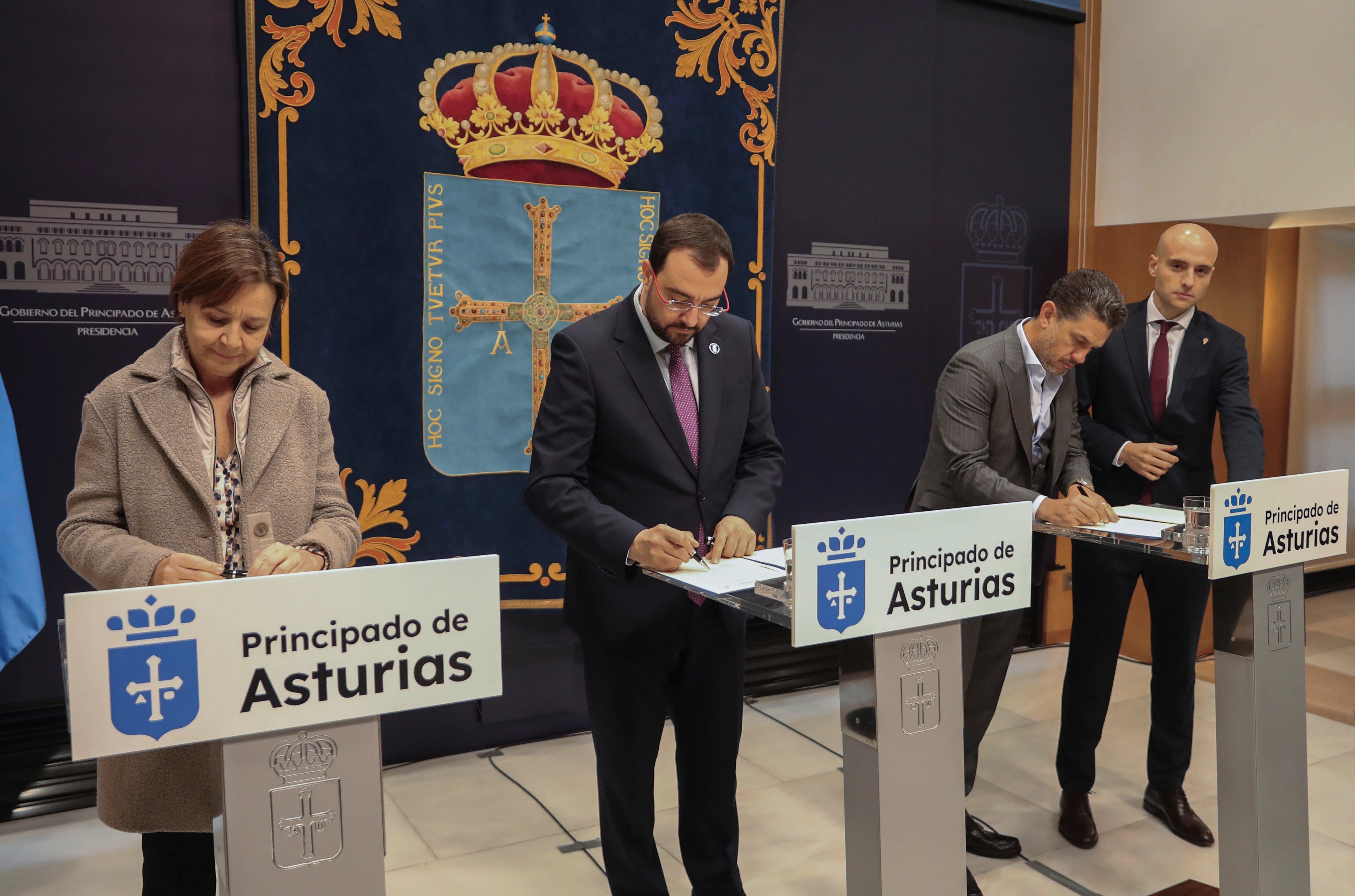 OVIEDO, 08/02/2024.- El presidente del Principado de Asturias, Adrián Barbón (2i), suscribe el protocolo general de actuación para el impulso de la candidatura Asturias 2030 al Mundial de Fútbol con la alcaldesa de Gijón, Carmen Moriyón (i) y el presidente del Grupo Orlegi Sports y del consejo de administración del Real Sporting de Gijón, Alejandro Irarragorri (2d), este jueves en Oviedo. EFE/ J.L.Cereijido
