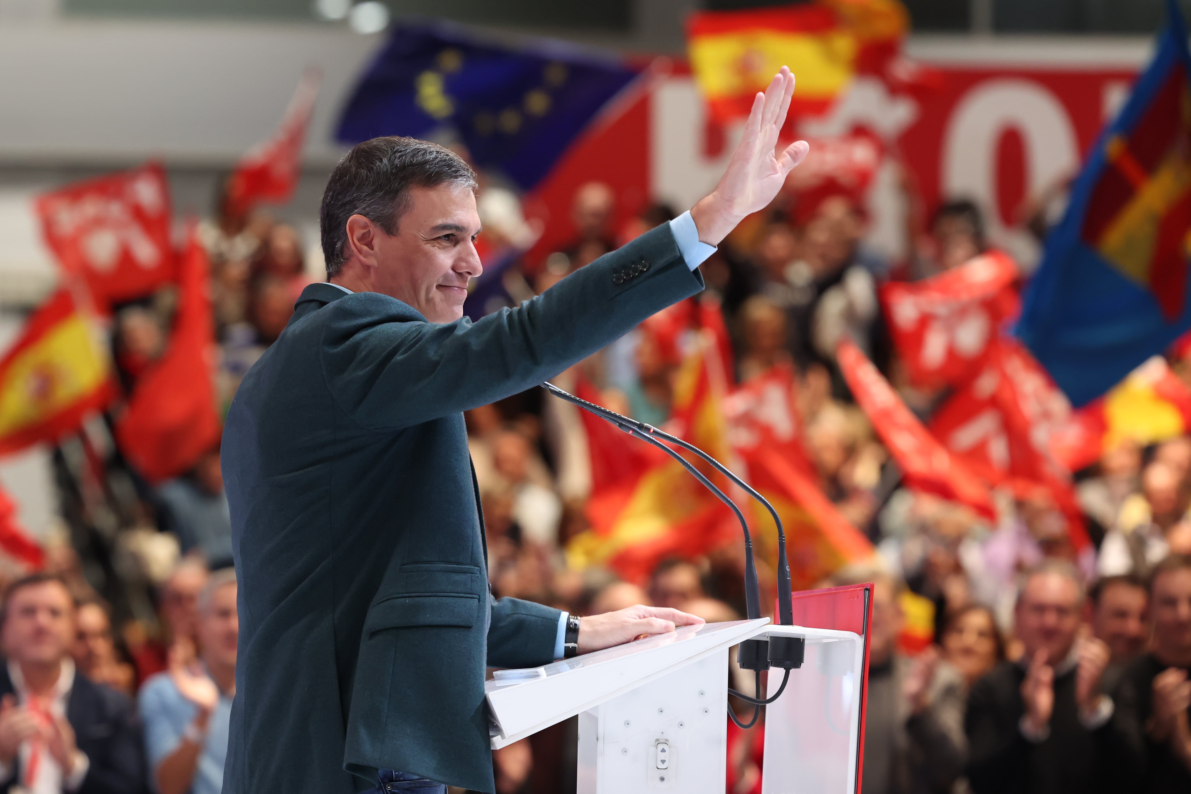 El secretario general del PSOE y presidente del Gobierno, Pedro Sánchez , durante un acto del partido para celebrar el nuevo Ejecutivo, este domingo en Madrid