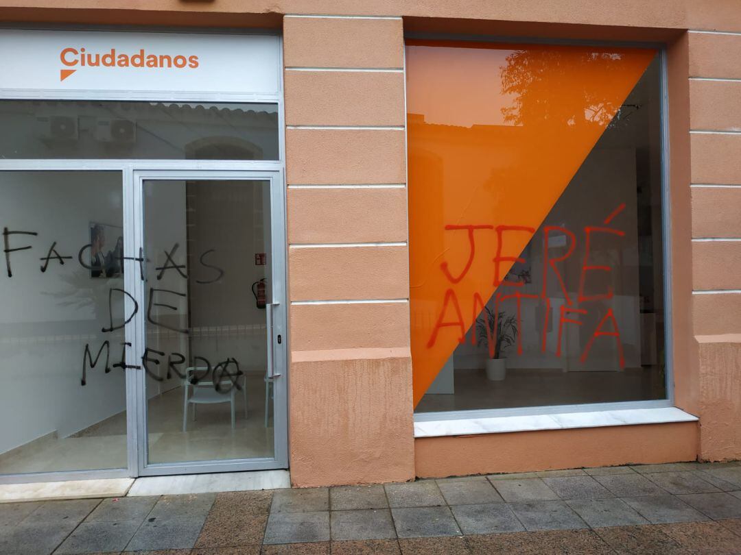 Pintadas en la sede de Ciudadanos Jerez