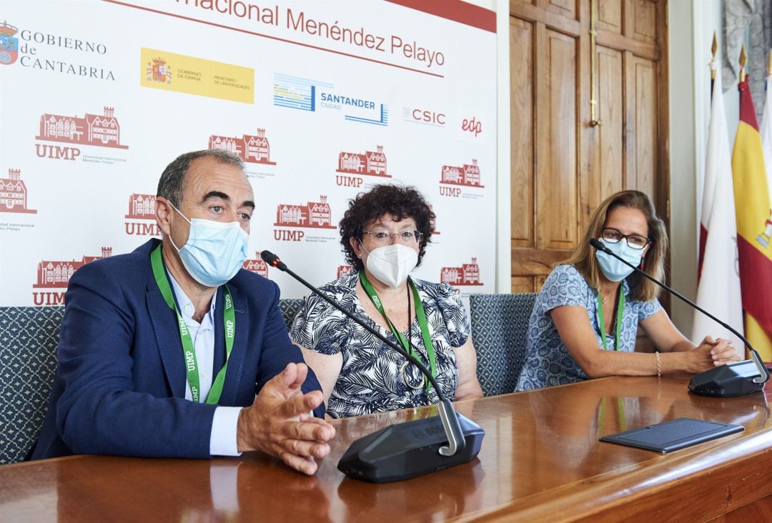  África González, catedrática de Inmunología; Marcos López Hoyos, presidente de la SEI, jefe de Inmunología de Valdecilla y director del IDIVAL; y Carmen Cámara, secretaria de la SEI y especialista en Inmunología del Hospital La Paz, en la rueda de prensa