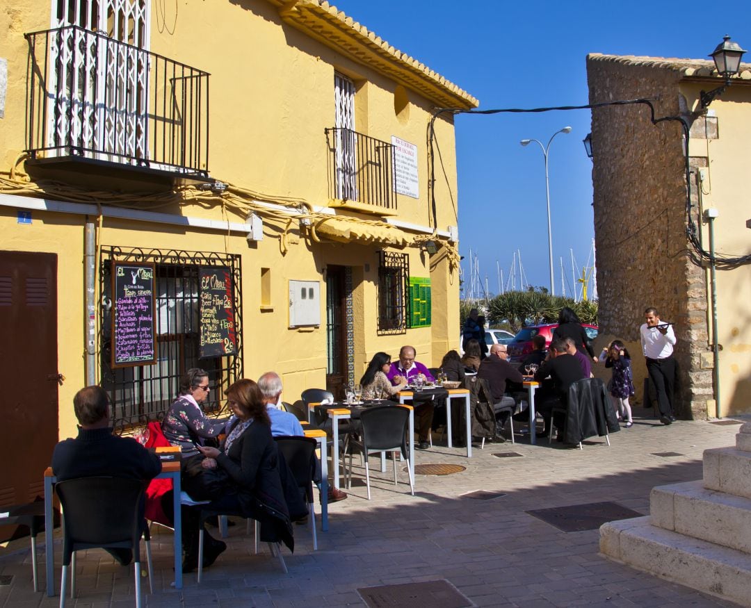 Turistas en un bar de Denia 