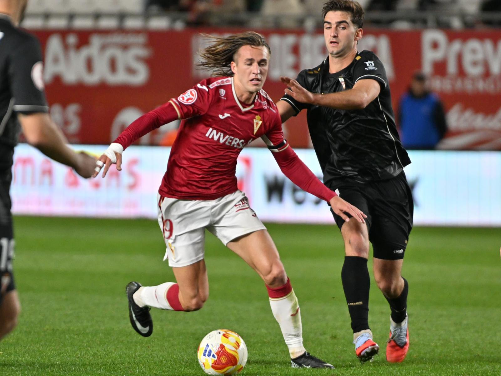 Pedro Benito, jugador del Real Murcia, controla el balón contra el Algeciras