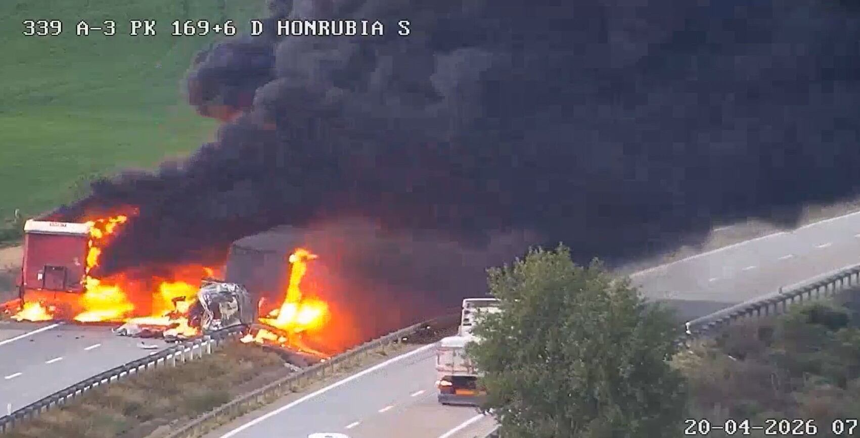 La A-3 a la altura de Honrubia (Cuenca), en sentido Madrid, está totalmente cortada por un vehículo incendiado.