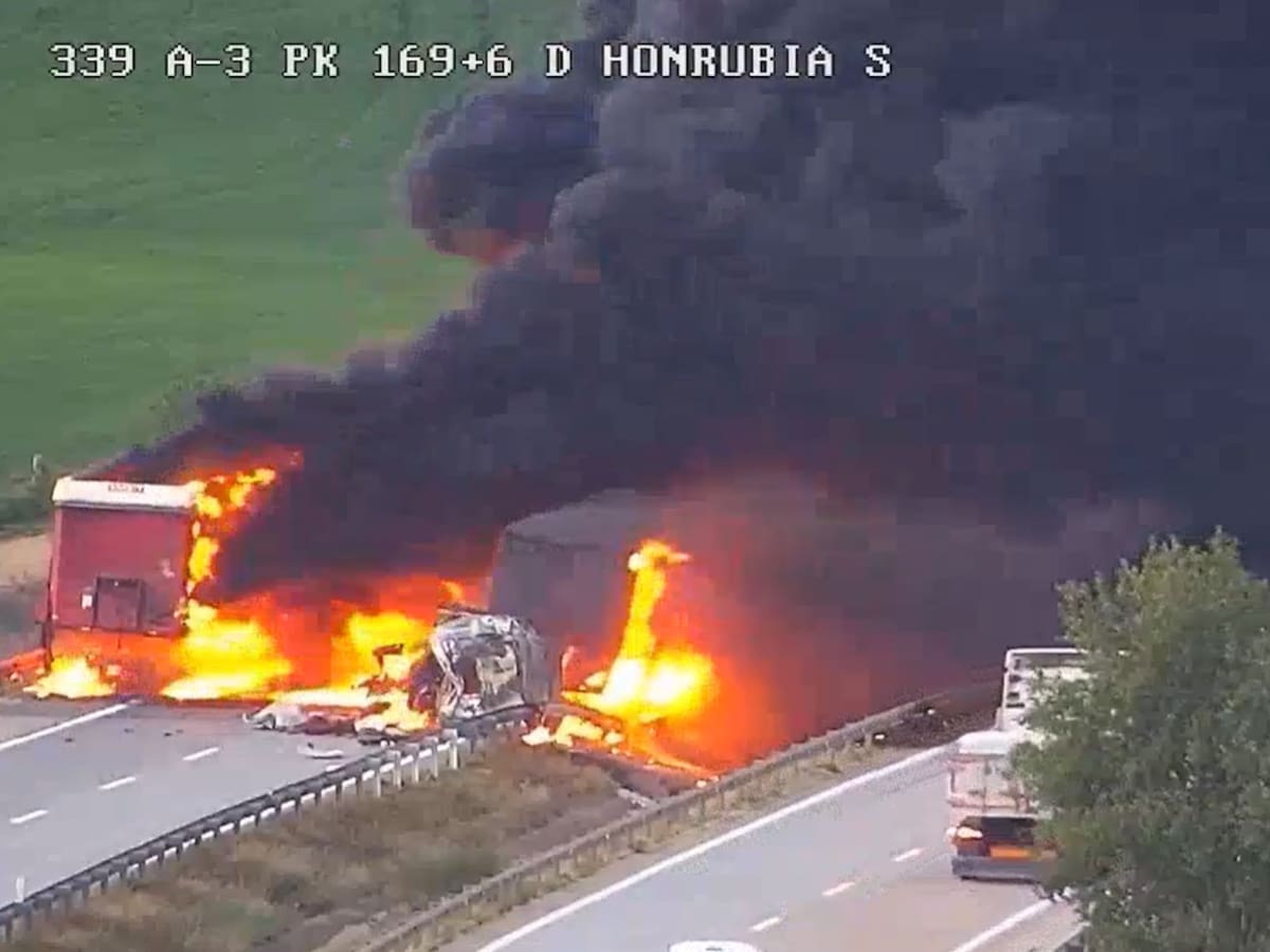 Reabierto el tráfico en la autovía A-3 en Honrubia tras el incendio de dos camiones