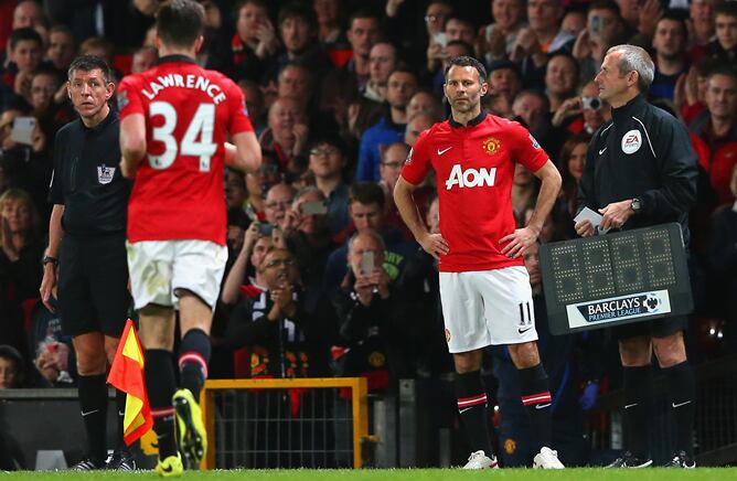 Giggs sustituye a Lawrence para jugar los últimos minutos contra el Hull City en Old Trafford.